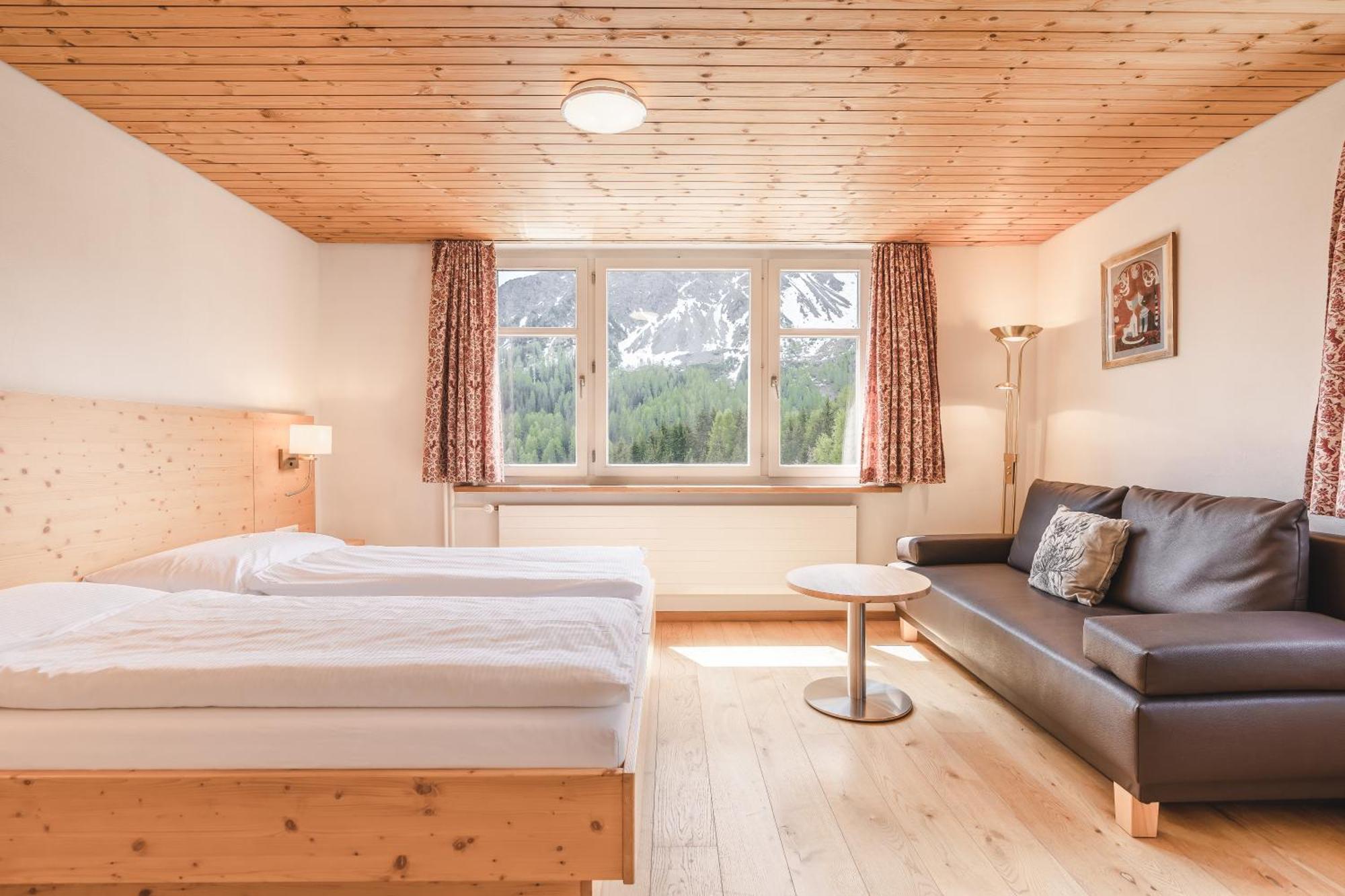 Hotel Alpensonne - Panoramazimmer & Restaurant アローザ 部屋 写真